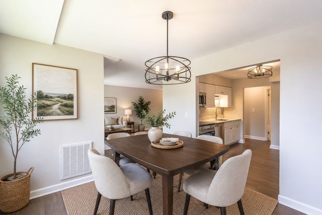 450 Raintree Court 2B, Glen Ellyn, IL 60137