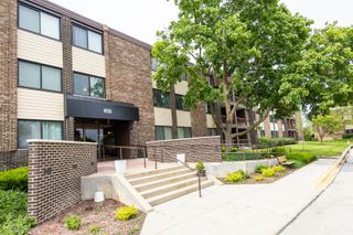 450 Raintree Court 2B, Glen Ellyn, IL 60137