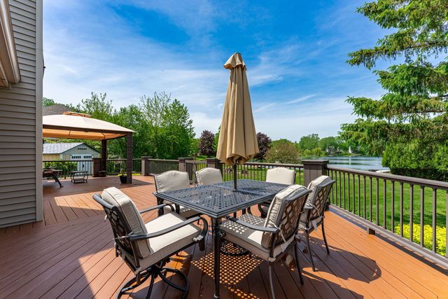 201 Tulip Circle, Island Lake, IL 60042
