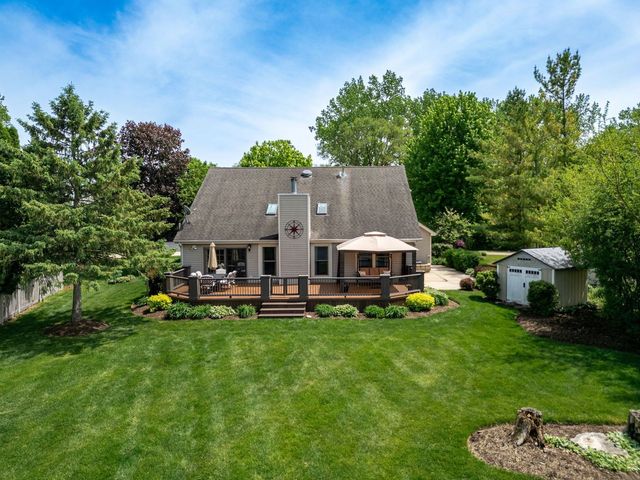 201 Tulip Circle, Island Lake, IL 60042