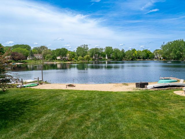 201 Tulip Circle, Island Lake, IL 60042