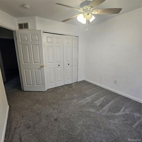 215 Oak Ridge Drive, Pontiac, MI 48341