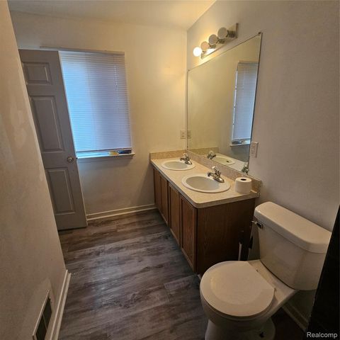 215 Oak Ridge Drive, Pontiac, MI 48341