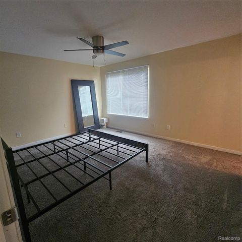 215 Oak Ridge Drive, Pontiac, MI 48341