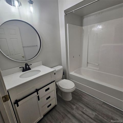 215 Oak Ridge Drive, Pontiac, MI 48341