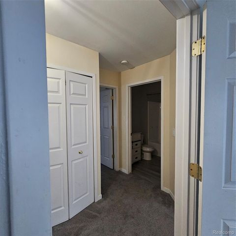 215 Oak Ridge Drive, Pontiac, MI 48341