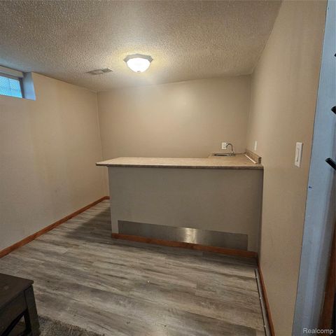 215 Oak Ridge Drive, Pontiac, MI 48341