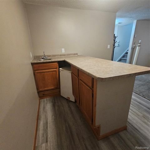 215 Oak Ridge Drive, Pontiac, MI 48341