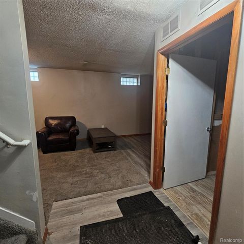 215 Oak Ridge Drive, Pontiac, MI 48341