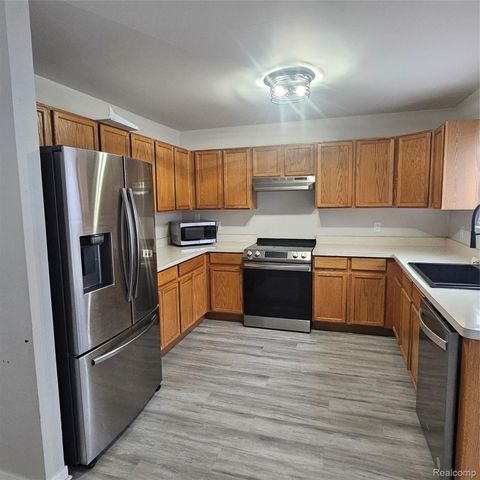 215 Oak Ridge Drive, Pontiac, MI 48341
