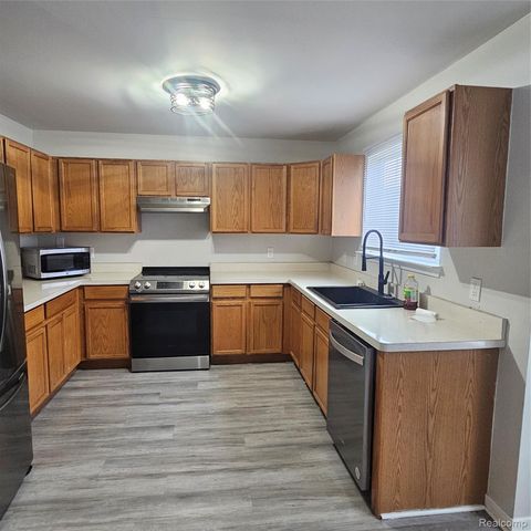 215 Oak Ridge Drive, Pontiac, MI 48341