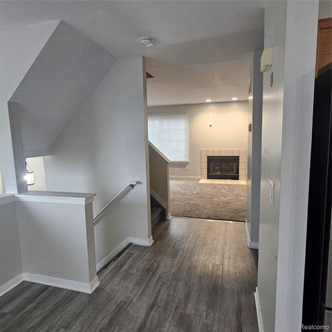 215 Oak Ridge Drive, Pontiac, MI 48341