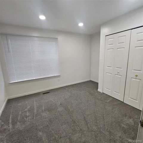 215 Oak Ridge Drive, Pontiac, MI 48341