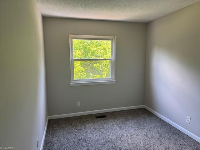 1039 Turtle Rock Lane, Winston-salem, NC 27104