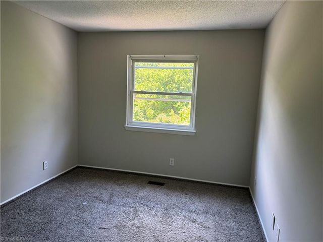 1039 Turtle Rock Lane, Winston-salem, NC 27104