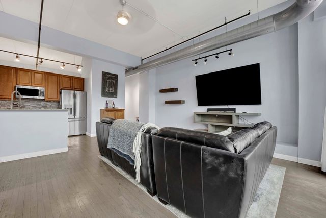 1224 W Van Buren Street 523, Chicago, IL 60607