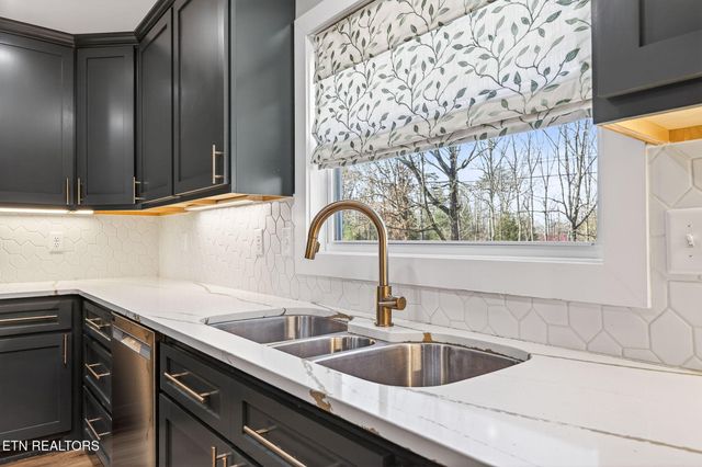 2490 Chestnut Hill Rd, Crossville, TN 38571