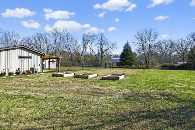 2490 Chestnut Hill Rd, Crossville, TN 38571