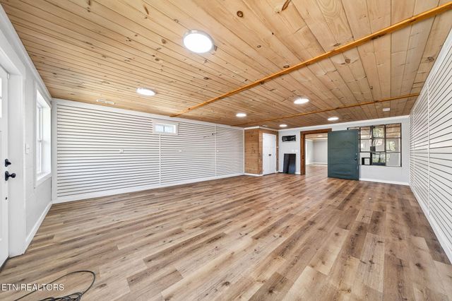 2490 Chestnut Hill Rd, Crossville, TN 38571