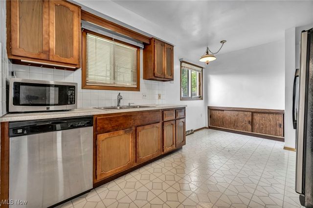 15809 Dunbury Drive, Maple Heights, OH 44137