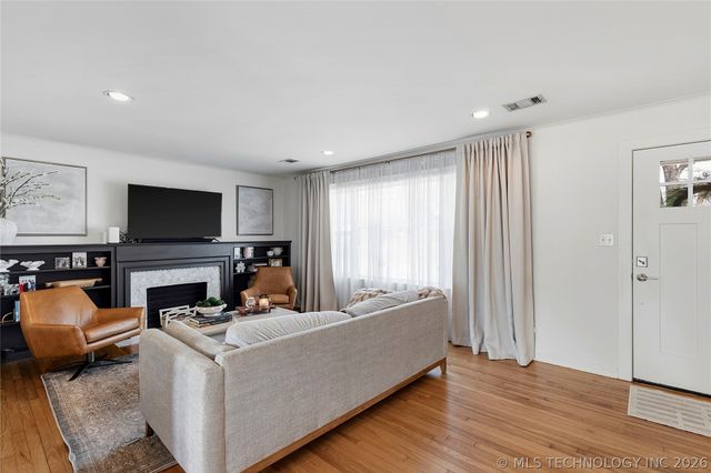 2446 S Gary Place, Tulsa, OK 74114