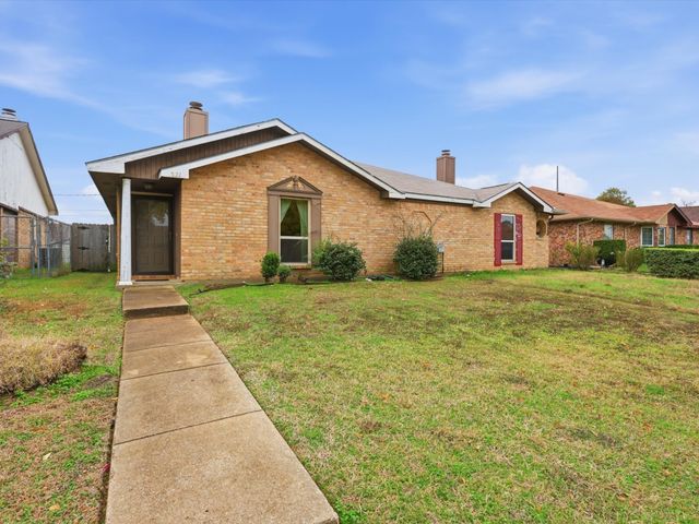 321 Gregory Lane, Grand Prairie, TX 75052