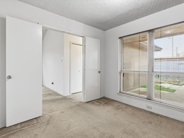 321 Gregory Lane, Grand Prairie, TX 75052