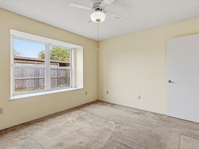 321 Gregory Lane, Grand Prairie, TX 75052