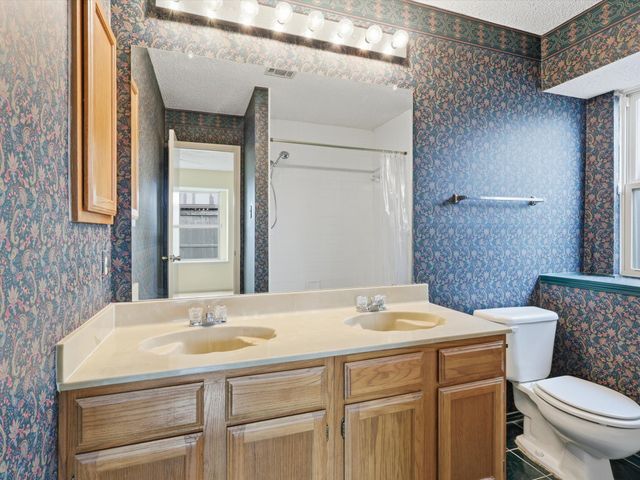 321 Gregory Lane, Grand Prairie, TX 75052