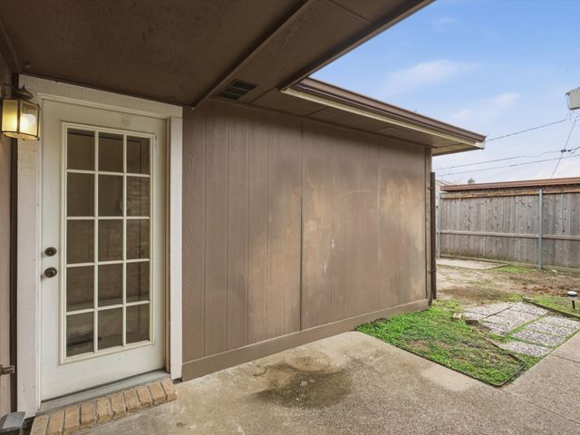 321 Gregory Lane, Grand Prairie, TX 75052