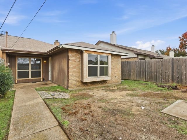 321 Gregory Lane, Grand Prairie, TX 75052