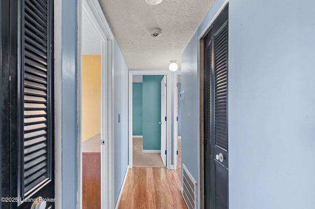 134 Hillside Ln, Louisville, KY 40229