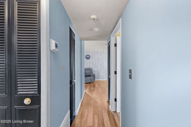 134 Hillside Ln, Louisville, KY 40229