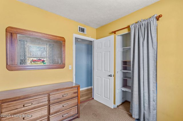 134 Hillside Ln, Louisville, KY 40229