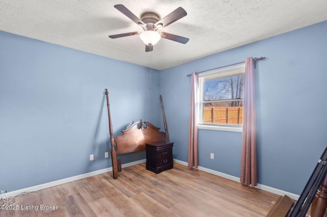 134 Hillside Ln, Louisville, KY 40229