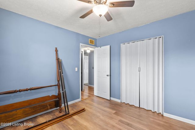 134 Hillside Ln, Louisville, KY 40229