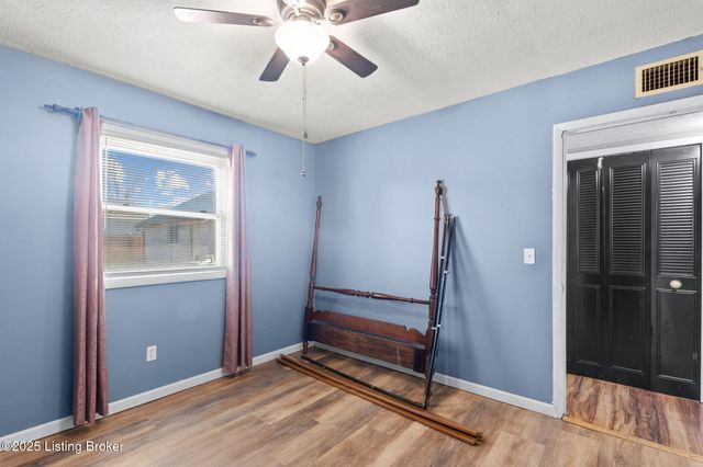 134 Hillside Ln, Louisville, KY 40229