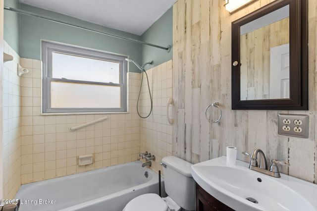 134 Hillside Ln, Louisville, KY 40229