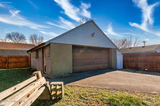 134 Hillside Ln, Louisville, KY 40229