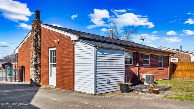 134 Hillside Ln, Louisville, KY 40229