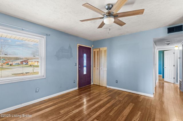 134 Hillside Ln, Louisville, KY 40229