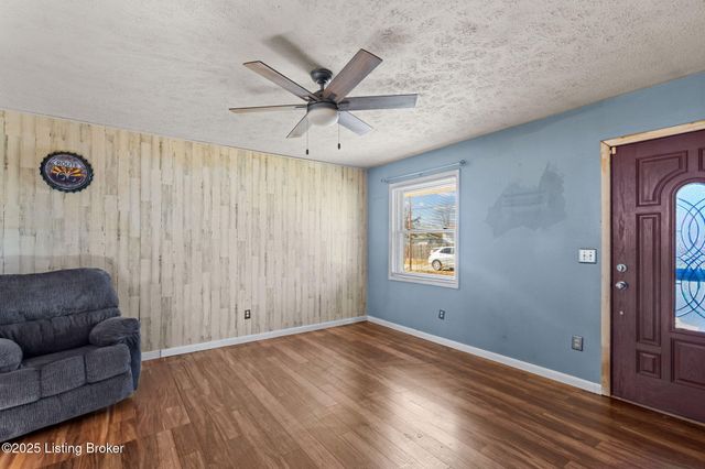 134 Hillside Ln, Louisville, KY 40229