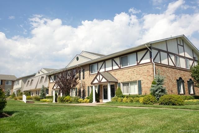 95 Moonlight Walk 95, Holbrook, NY 11741