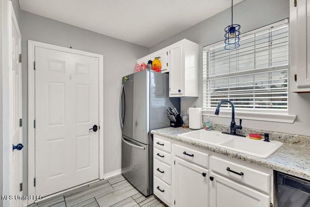 414 Woodward Drive, Ocean Springs, MS 39564