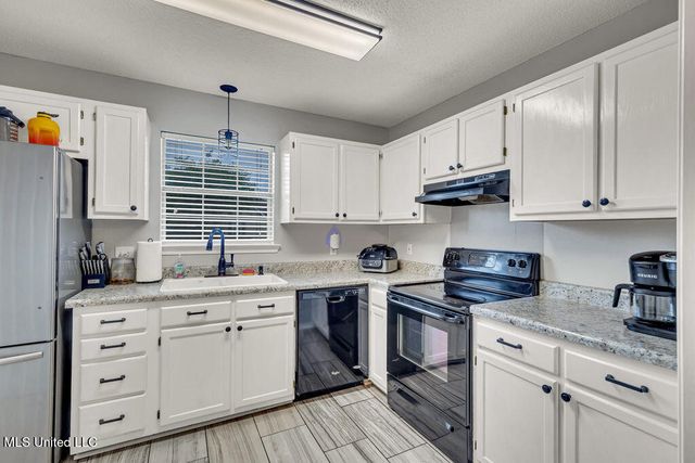 414 Woodward Drive, Ocean Springs, MS 39564