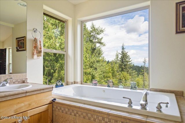 403 Kula Dr, Sagle, ID 83860