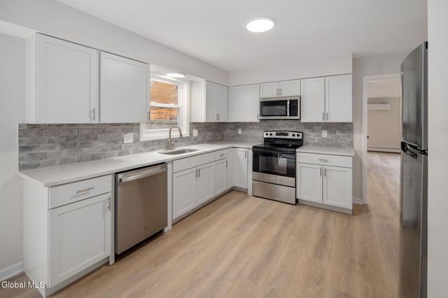 4 Woodshire Court, Malta, NY 12019