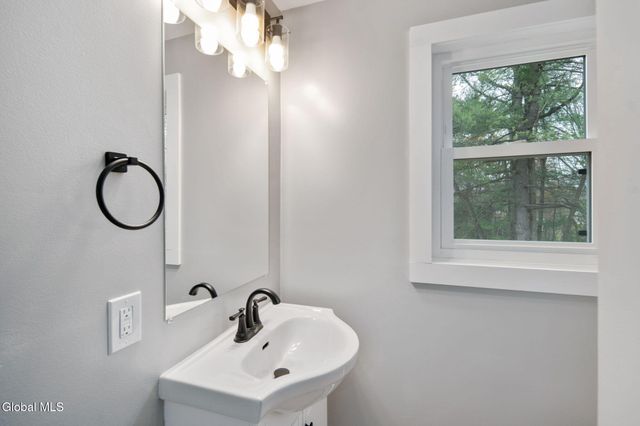 4 Woodshire Court, Malta, NY 12019