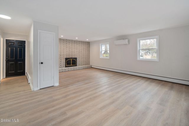 4 Woodshire Court, Malta, NY 12019