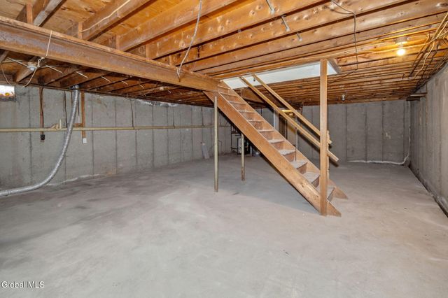 4 Woodshire Court, Malta, NY 12019